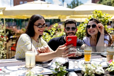 group selfie framing